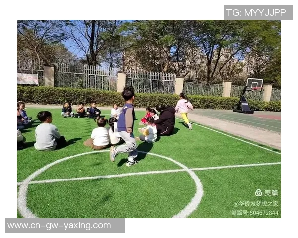 小孩儿在阳光下快乐踢足球展现童年活力与梦想的瞬间